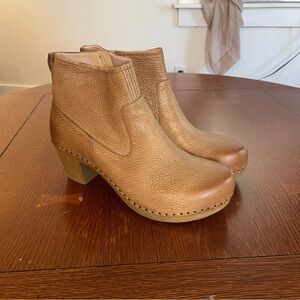 NWOT Tan Dansko Sarah Booties.